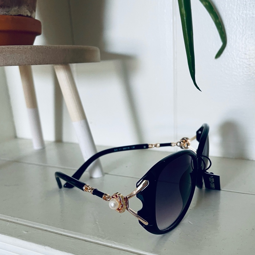 Sultry Black & Pearl Sunglasses